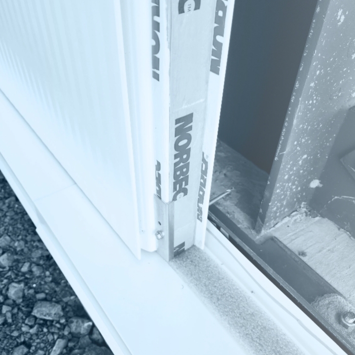 Détail du cadre de porte isolée lors de l'installation d'une chambre froide, image en noir et blanc