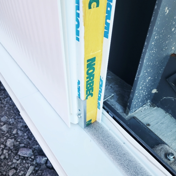 Détail du cadre de porte Norbec lors de l'installation d'une chambre froide
