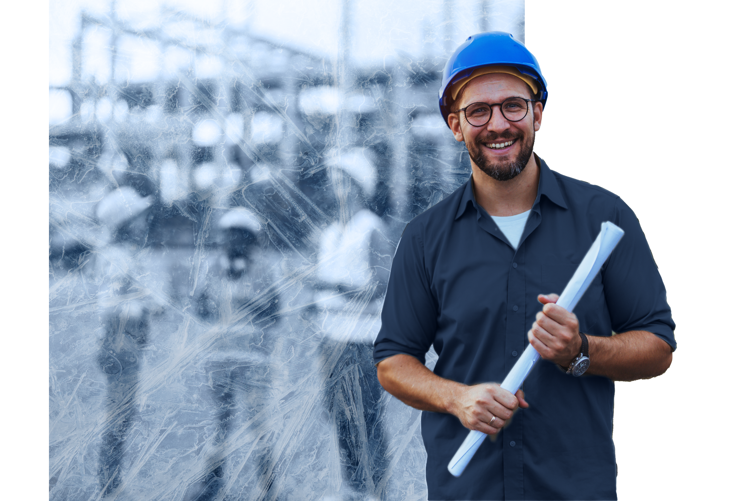 Chef de projet en construction portant un casque bleu et tenant des plans, devant une image d’un chantier en noir et blanc