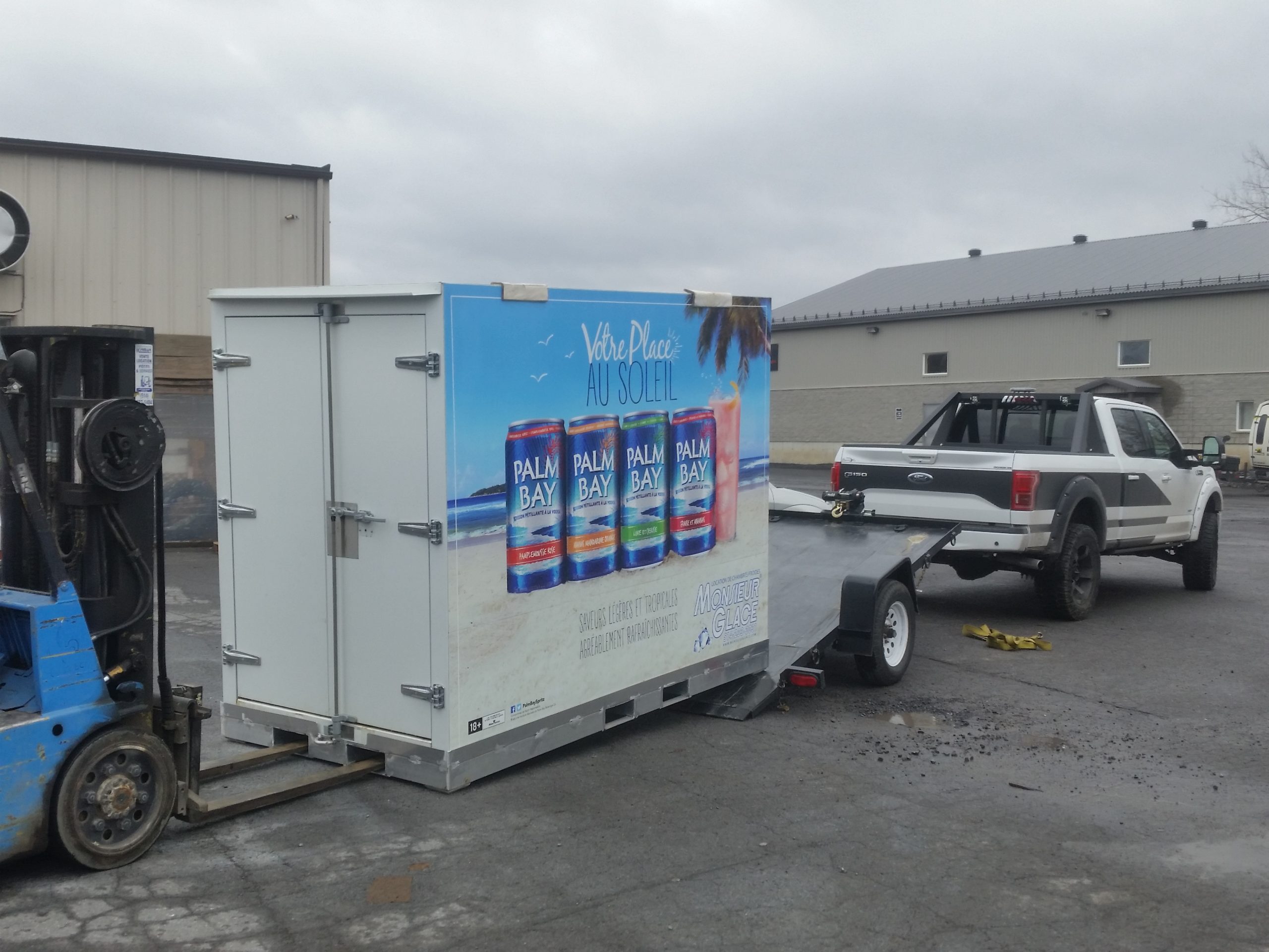 Chambre froide mobile montée sur une remorque et déplacée à l'aide d'un chariot élévateur