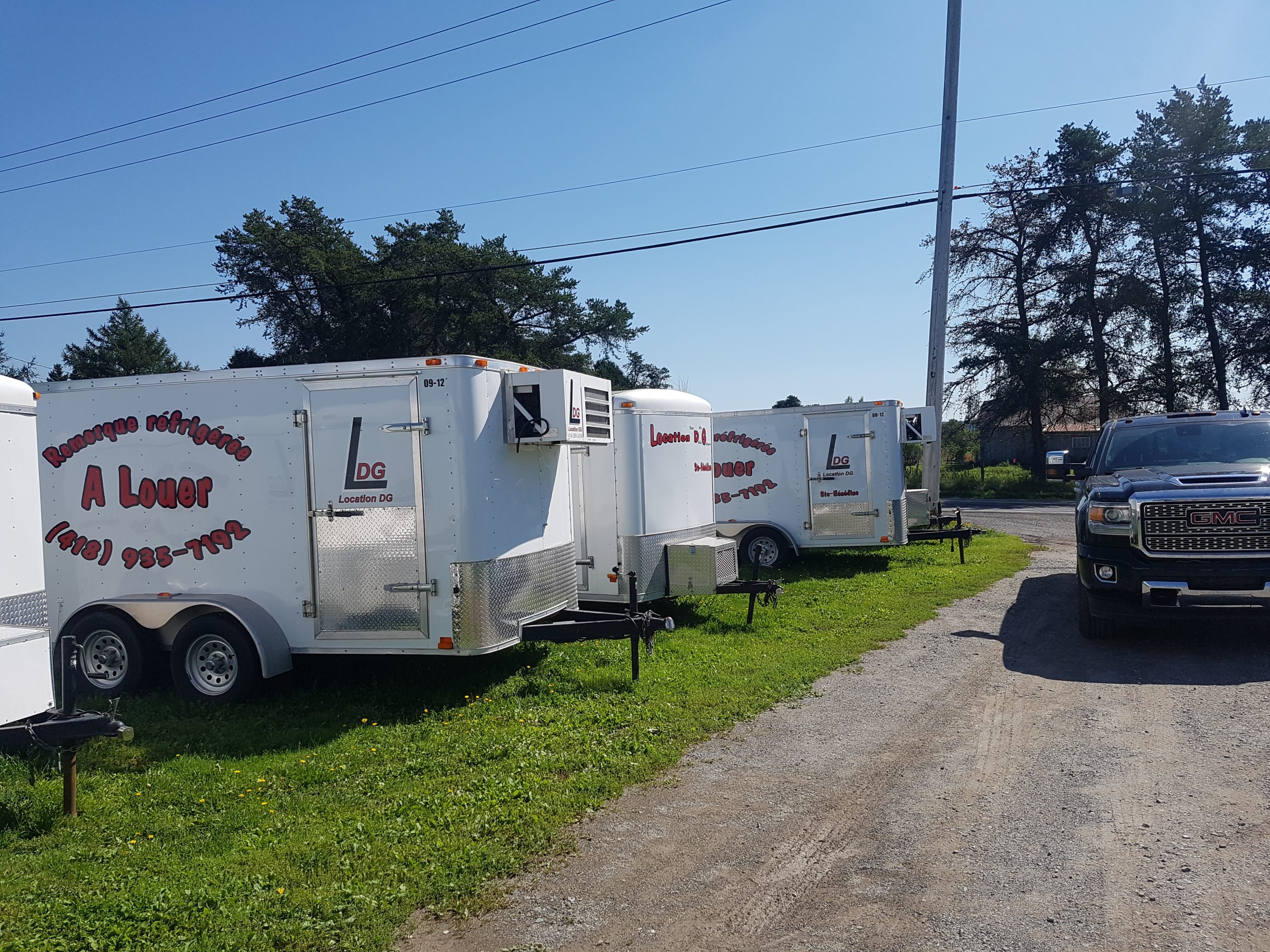 Remorques réfrigérées mobiles stationnées à l’extérieur offertes en location