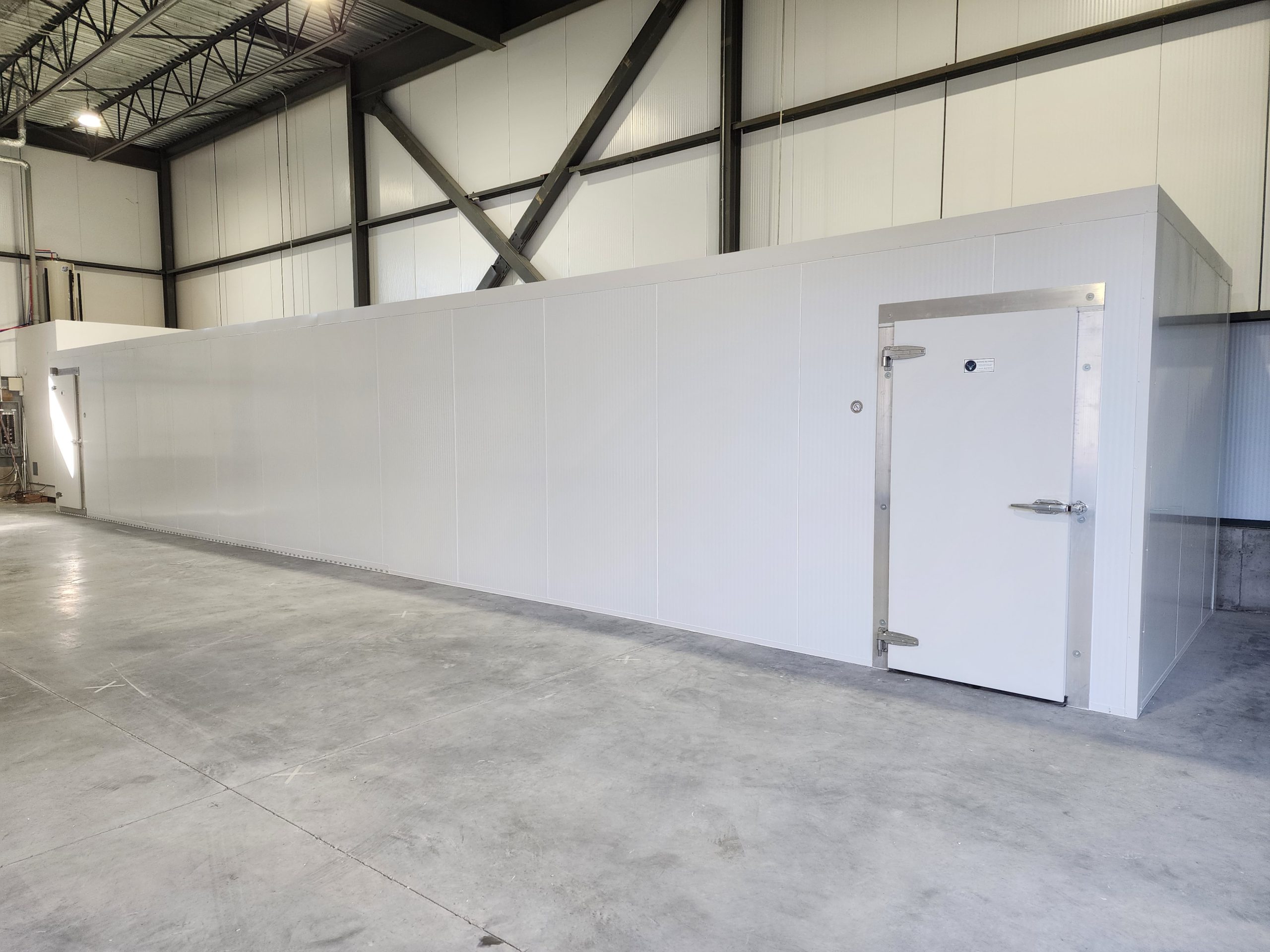 Chambre froide industrielle de grande capacité installée dans un entrepôt