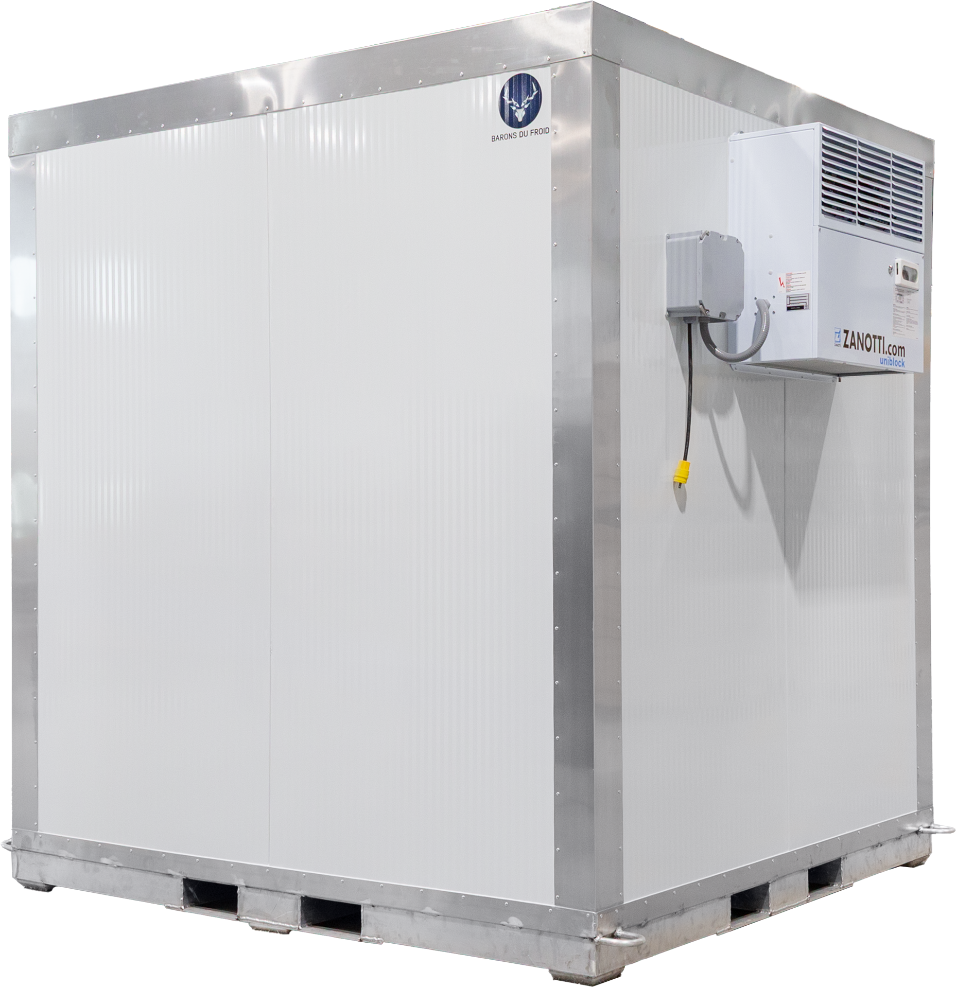 Chambre froide blanche avec unité de réfrigération extérieure à droite.