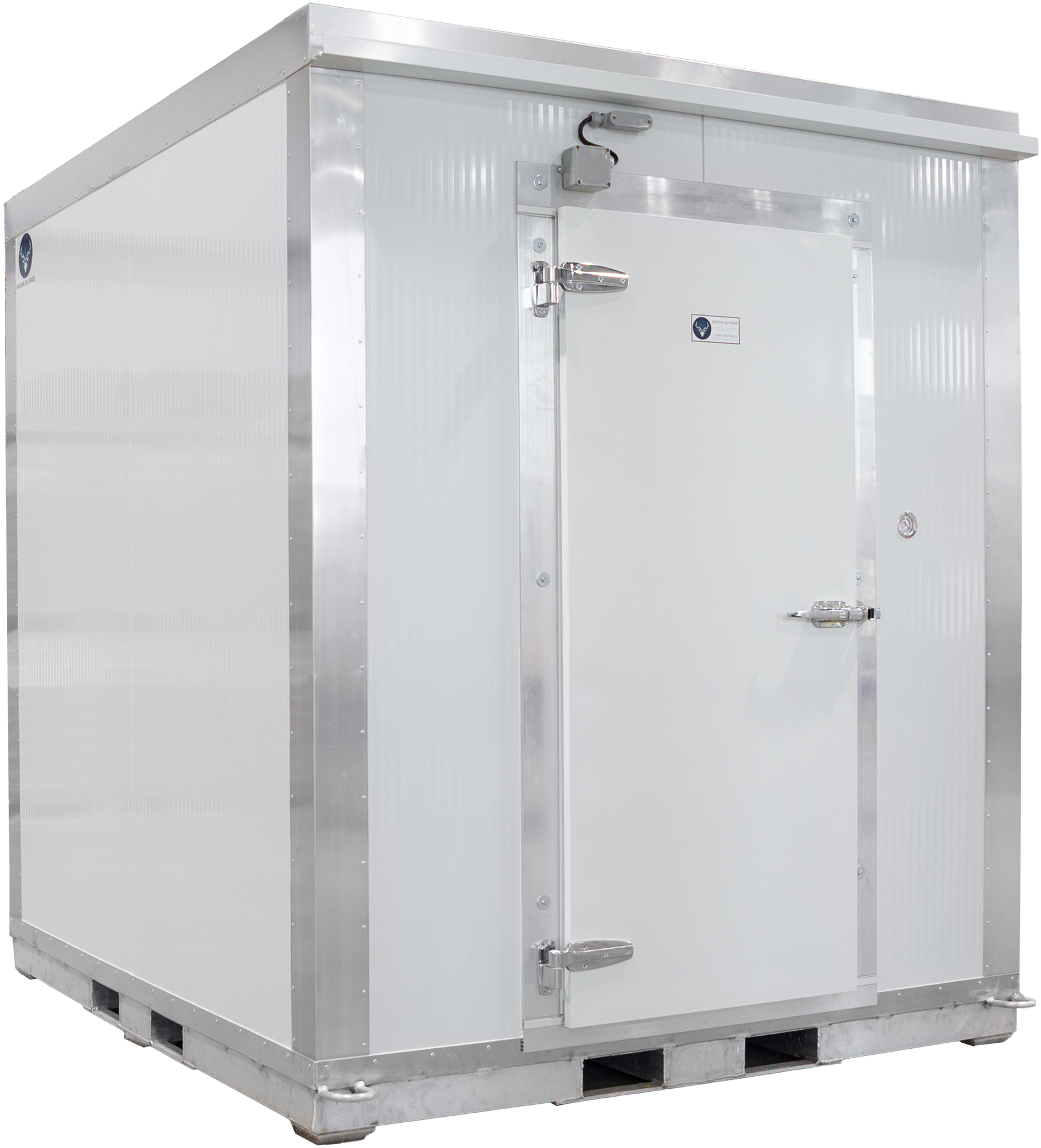 Chambre froide blanche avec porte fermée, montée sur base palette.