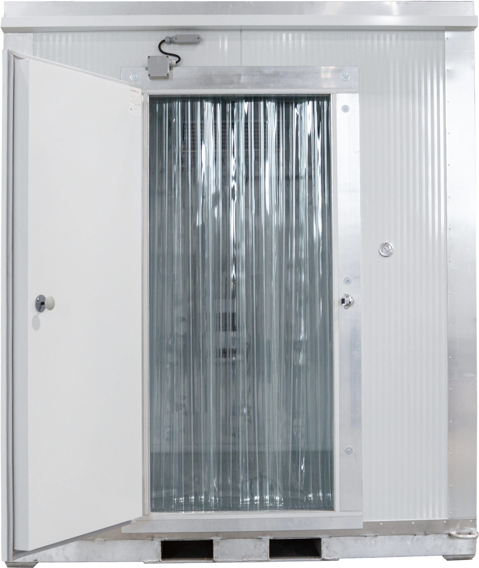 Chambre froide blanche avec porte ouverte et rideau de lanières transparentes.