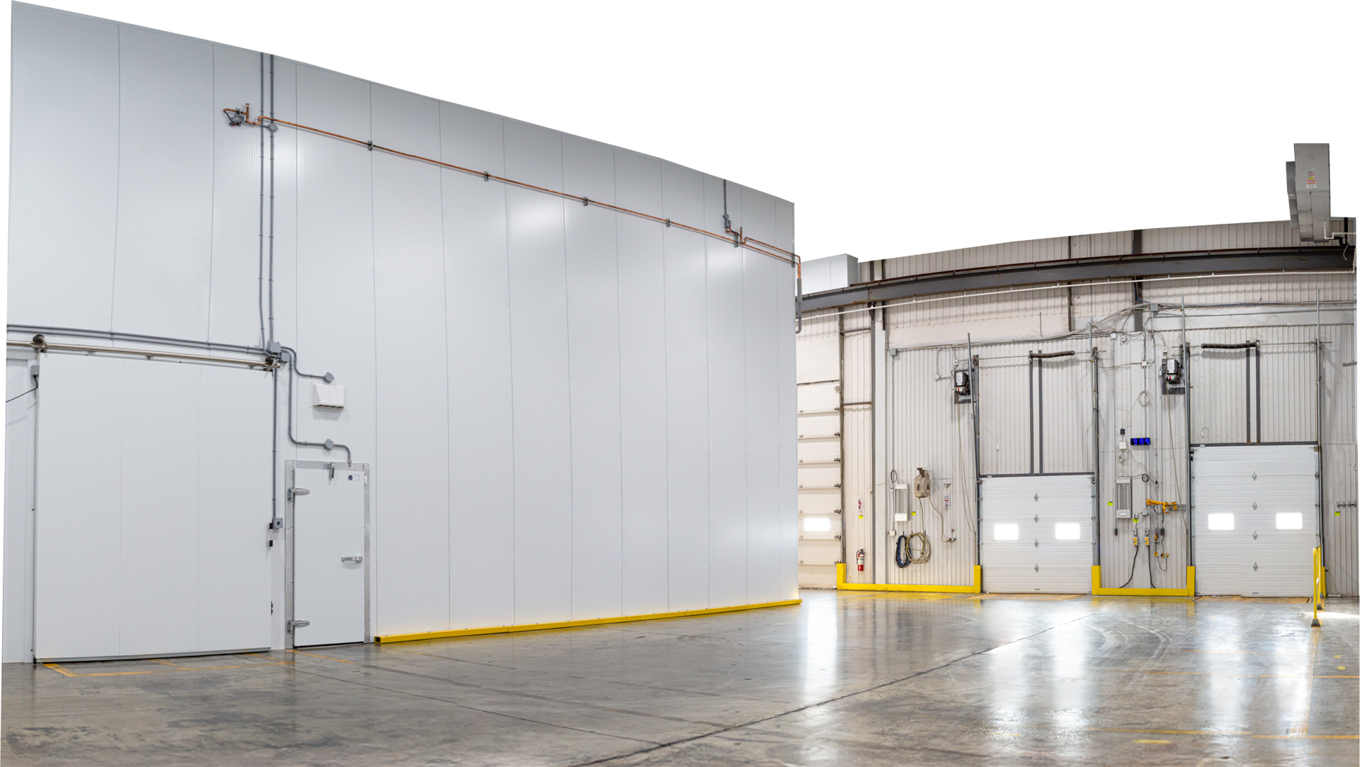 Aire d’expédition industrielle avec portes réfrigérées
